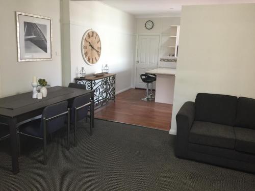 Canberra Ave Villas — Main Photo