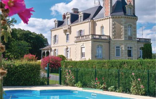Nice home in Jarzé w/ WiFi, Outdoor swimming pool and 3 Bedrooms gîte à louer Beaufort-en-Vallée