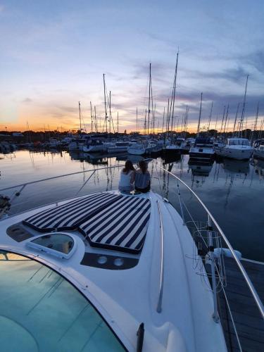 Y-Knot-Two Bedroom Luxury Motor Boat In Lymington