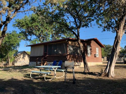 Bandera Vintage River Cabin - image 4