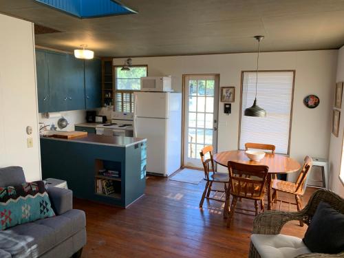 Bandera Vintage River Cabin - image 7