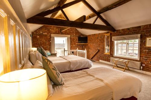 1 double bed, 1 twin bed