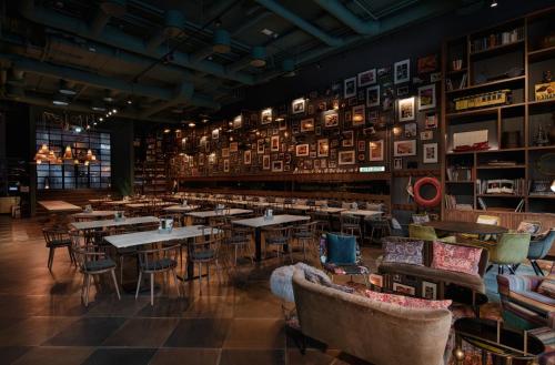 Restaurant, PIERDREI Hotel HafenCity Hamburg in Hamburg