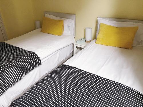Caspian Hotel Room Type - Budget Twin Room with a Shared Bathroom