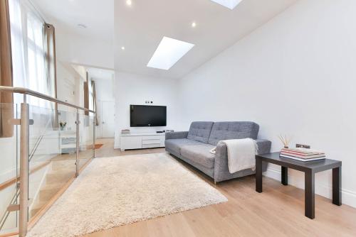 New Sleek And Smart 2bd Flat In Fulham/chelsea, , London