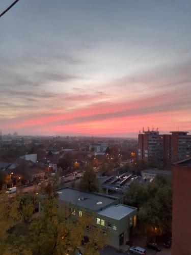 Skyline Central Apartment - image 2