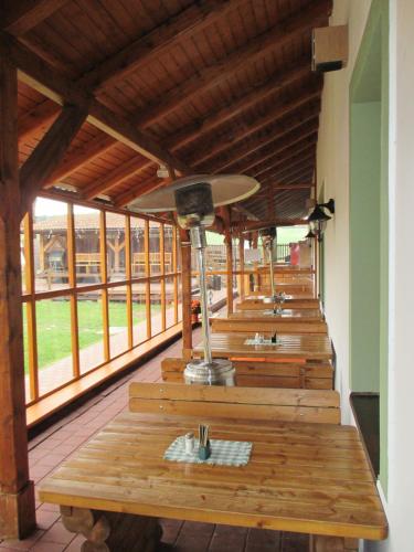 ห้องอาหาร, Hotel Na Statku Mirosov in มิโรซแฟ