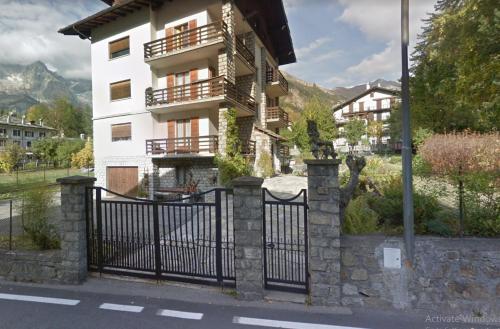  Str la Villette Ambitt Casa, Pension in Courmayeur