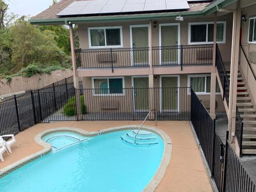 Pandangan, Olive Tree Inn & Suites, a Howard Johnson by Wyndham in San Luis Obispo (CA)
