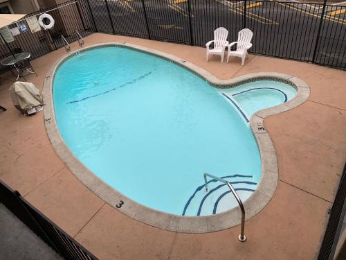 Kolam renang, Olive Tree Inn & Suites, a Howard Johnson by Wyndham in San Luis Obispo (CA)