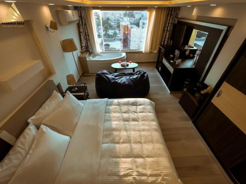 Pyramid Edge Hotel & Exclusive Pyramids View Rooftop - Giza