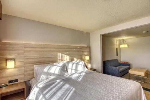 Holiday Inn Express Hotel & Suites Milwaukee Airport, an IHG Hotel