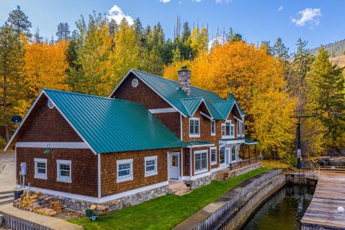 Captain's Lighthouse Lodge - image 3