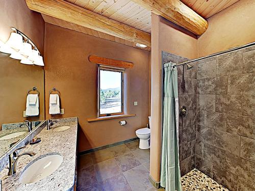 All-New Desert Hideaway: Mountain Views & Hot Tub home - image 7