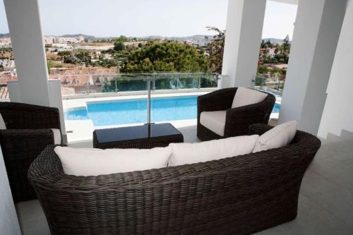 Luxury villa with heated pool for 12 to 14 people in La Sierrezuela