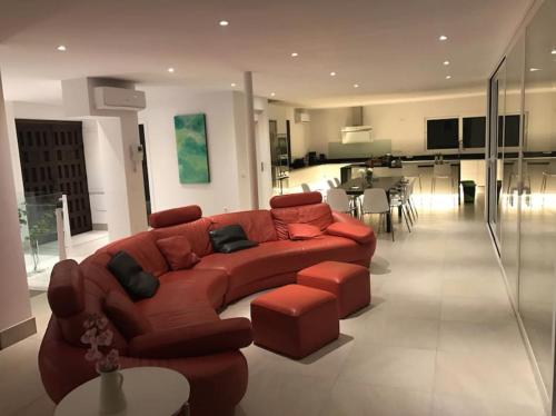 Luxury villa with heated pool for 12 to 14 people in La Sierrezuela