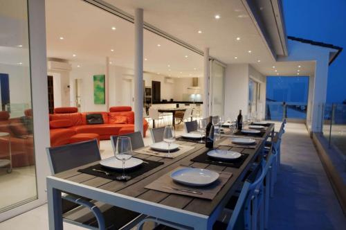 Luxury villa with heated pool for 12 to 14 people in La Sierrezuela
