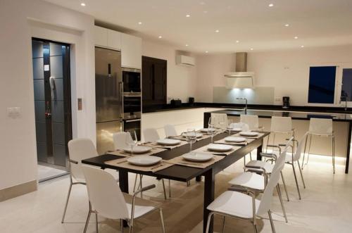 Luxury villa with heated pool for 12 to 14 people in La Sierrezuela