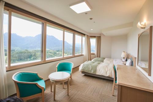 2 twin beds, 1 sofa bed