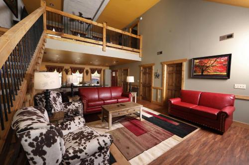 Above It All Cabin with Luxury Amenities and Game Room - image 2