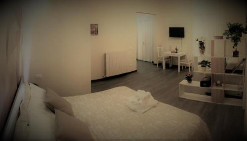 Studio with Balcony image 7