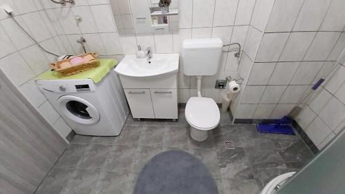 One-Bedroom Apartment image 9