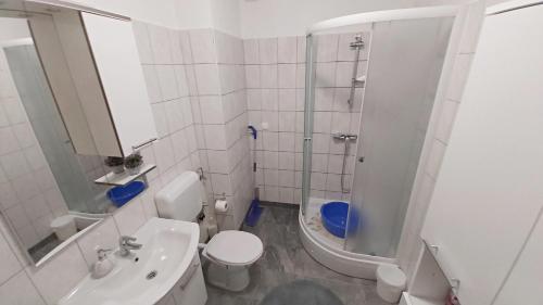 One-Bedroom Apartment image 7