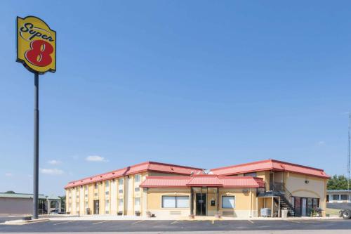 . Super 8 by Wyndham Clinton OK