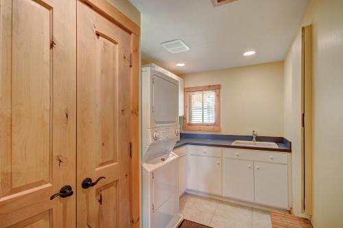 Mountainside Chalet Home - image 5