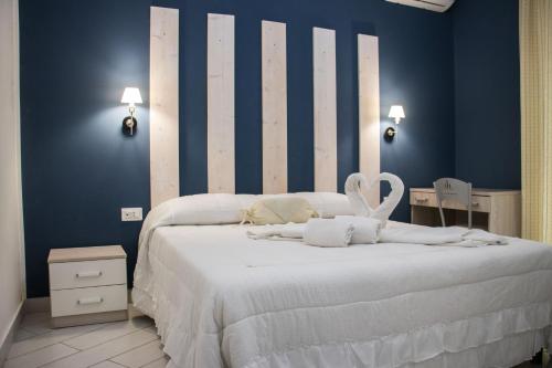Standard Double Room image 2