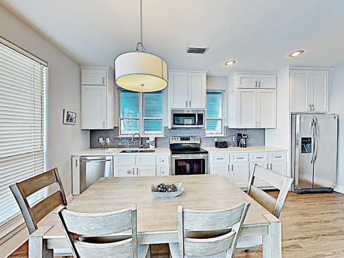 New Listing! Destiny Beach Villa on Lake with Pool Duplex - image 3
