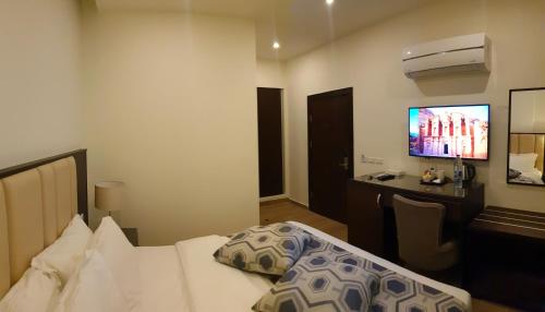 Deluxe King Room image 2