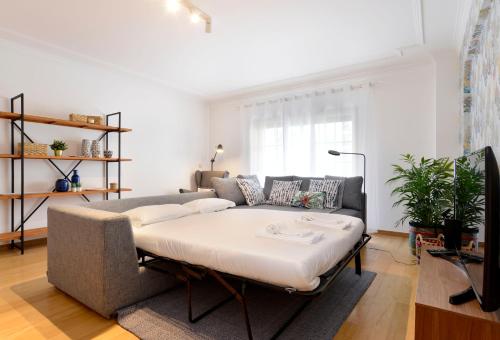 Gorgeous Beach Apartment - Checkinhome in Carcavelos