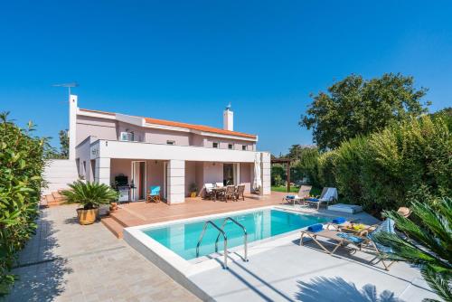  Gold Luxury Villa in Arménoi