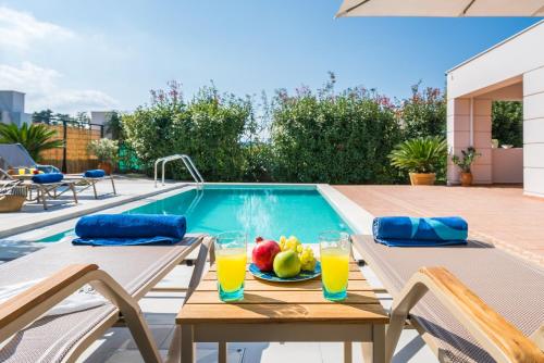  Gold Luxury Villa in Arménoi