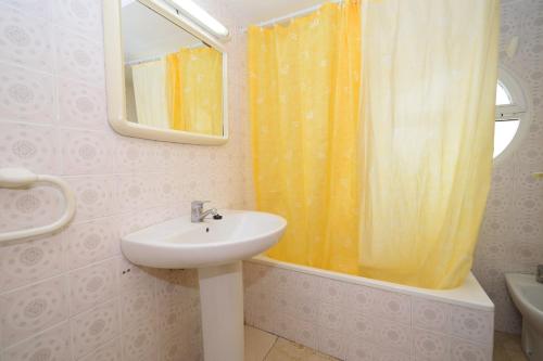 One-Bedroom Apartment image 10