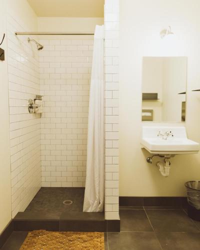 Queen Room with Shared Bathroom image 2