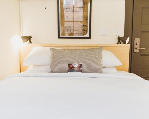Queen Room with Shared Bathroom image 5