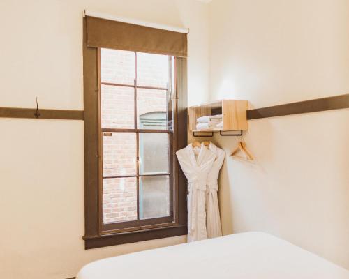 Queen Room with Shared Bathroom image 6