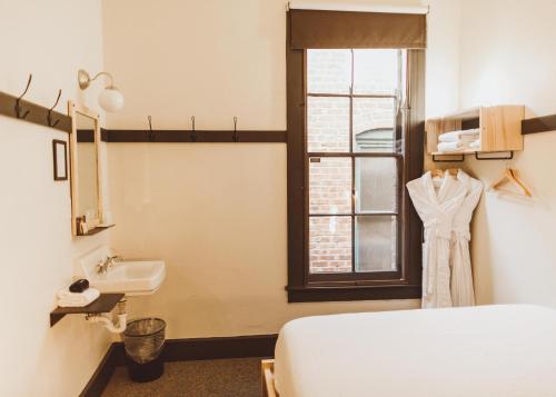 Queen Room with Shared Bathroom image 7
