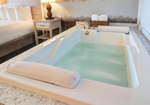Hallmark Resort - Newport - 온수 욕조