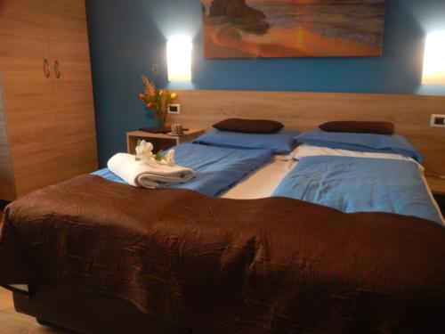 1 queen bed, 2 twin beds
