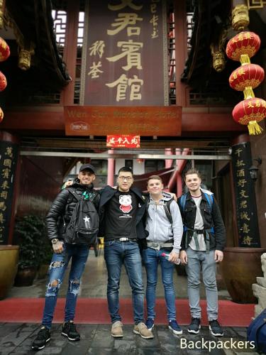 Wenjun Courtyard Hotel ---5 mins walk from Tonghuimen metro station, near Tianfu square, close by culture park and Sichuan opera house, English speaking service, local tours