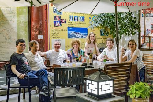 Wenjun Courtyard Hotel ---5 mins walk from Tonghuimen metro station, near Tianfu square, close by culture park and Sichuan opera house, English speaking service, local tours