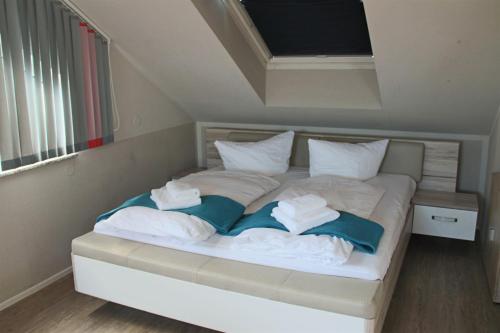 1 king bed, 2 twin beds