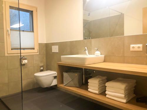 Woodpecker Chalets – Klösterle, KS