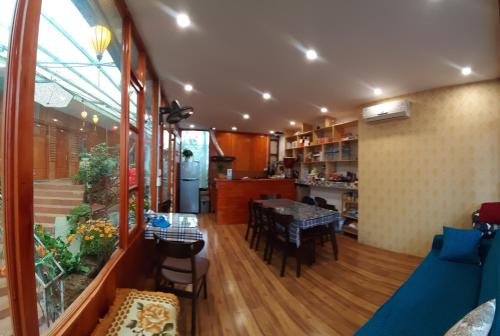 Kitchen, Dang Khoa Garden Inn in Sapa