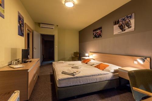 1 queen bed, 1 twin bed