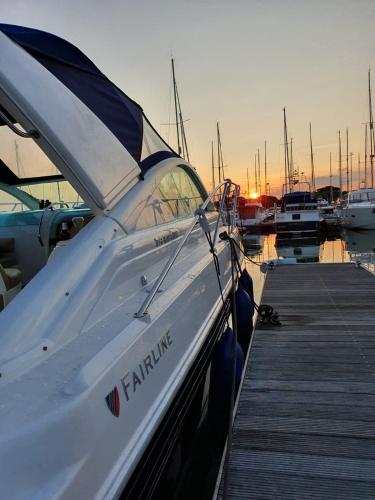 Y-Knot-Two Bedroom Luxury Motor Boat In Lymington