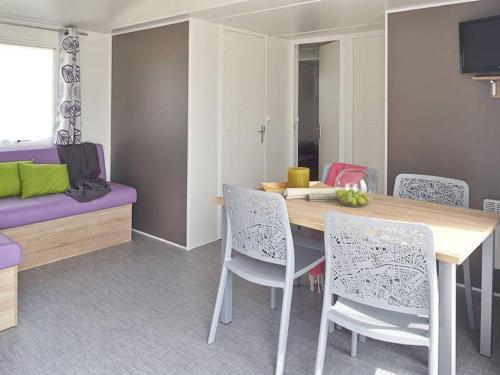Cozy mobile home with covered terrace close to the beach